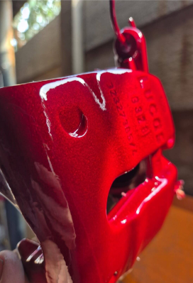 High-gloss red coated component